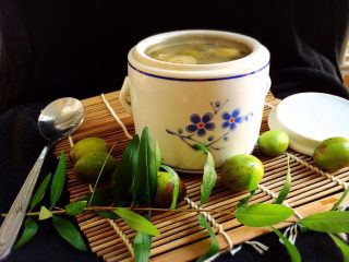 13、橄榄瘦肉汤,橄榄还可以煲任何的肉，煲排骨、鸡肉、猪骨都可以，怕酸记得加蜜枣一颗，我觉得带点酸味也不错！