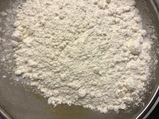 7、红枣酸奶戚风,筛入低筋面粉