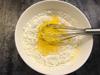 8、红枣酸奶戚风,划z字搅拌均匀