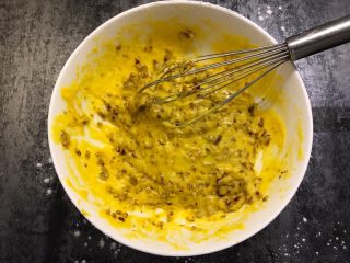 11、红枣酸奶戚风,搅拌均匀