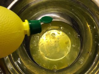 12、红枣酸奶戚风,蛋清中滴入几滴柠檬汁