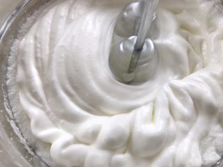 15、红枣酸奶戚风,继续打发，打至有纹路状态加入剩下的三分之一白糖