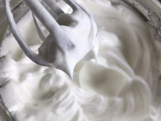 16、红枣酸奶戚风,继续打发，提起打蛋器，蛋白霜呈直立短尖角状态就算打发完成