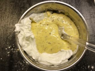 19、红枣酸奶戚风,将搅拌好的面糊倒入蛋白糊中