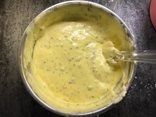 20、红枣酸奶戚风,快速搅拌均匀