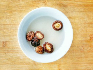 1、花样面条——蒜香排骨芝士意面(红酱时蔬版~),香菇提前一小时温水泡软，备用，