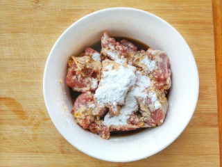 5、花样面条——蒜香排骨芝士意面(红酱时蔬版~),加入适量的淀粉，搅拌均匀，