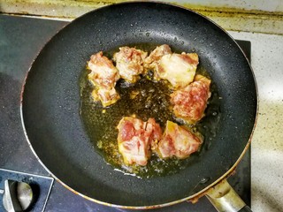 6、花样面条——蒜香排骨芝士意面(红酱时蔬版~),锅内倒油，油热后放入排骨，小火炸两分钟，至底面金黄，