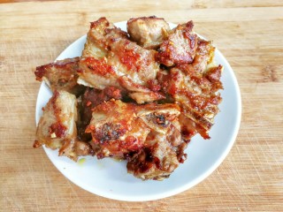 8、花样面条——蒜香排骨芝士意面(红酱时蔬版~),炸好的排骨盛出，炸的蒜末也很好吃哦，