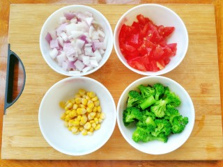 9、花样面条——蒜香排骨芝士意面(红酱时蔬版~),洋葱切丁，西红柿去皮切丁，玉米粒和西兰花焯水备用，