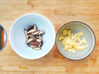 10、花样面条——蒜香排骨芝士意面(红酱时蔬版~),泡好的香菇切片，芝士撕成片备用，