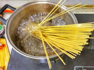 11、花样面条——蒜香排骨芝士意面(红酱时蔬版~),烧开水，下意面煮熟，捞出用橄榄油拌匀，