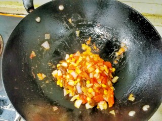 13、花样面条——蒜香排骨芝士意面(红酱时蔬版~),放入另一半洋葱丁，香菇和玉米粒，翻炒一下，