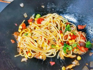 15、花样面条——蒜香排骨芝士意面(红酱时蔬版~),把撕成小块的芝士片放入锅中，关火搅拌一下，锅内的余热会使芝士融化，散发出满满的香气~