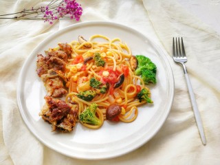 16、花样面条——蒜香排骨芝士意面(红酱时蔬版~),吃的时候加上刚才炸好的排骨，美味升级啦~