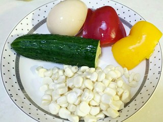 1、什锦炒饭,把所有食材清洗干净（胡萝卜没有在里面），玉米拔下来。