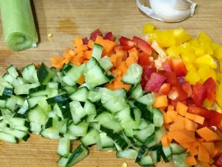 2、什锦炒饭,除了玉米其它的食材都切成小颗粒。葱蒜且末。