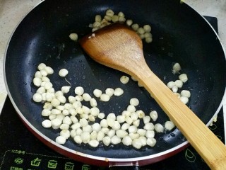 3、什锦炒饭,锅里倒入适量的油，先把玉米炒一下，抄到玉米变透明就行。