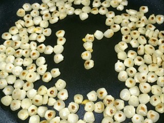 4、什锦炒饭,小火慢慢炒，炒到变微黄为止。盛出。