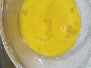 5、什锦炒饭,蛋液打散，另起一锅，放适少量油。