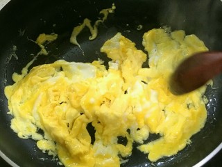 6、什锦炒饭,把鸡蛋煎熟，凝固了就行。盛出。