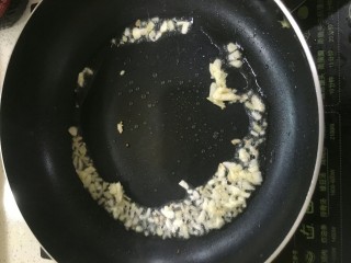 7、什锦炒饭,锅里放少量油，把葱蒜爆香。