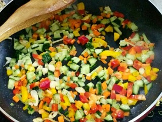 8、什锦炒饭,把切丁的食材都下锅炒1分钟。