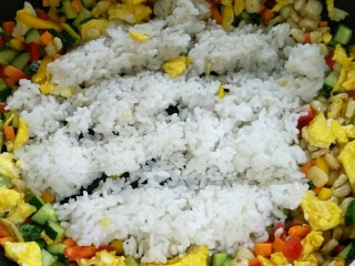 9、什锦炒饭,加入米饭