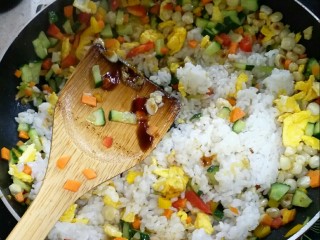 10、什锦炒饭,放适量耗油。