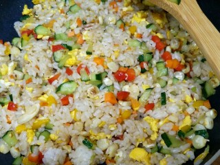 11、什锦炒饭,翻炒均匀，调入适量盐。