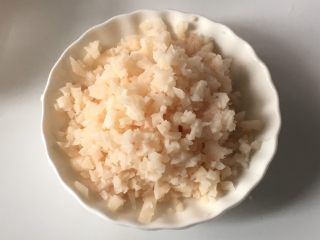 5、宝宝辅食之莲藕肉饼蒸蛋,莲藕洗净去皮，切碎