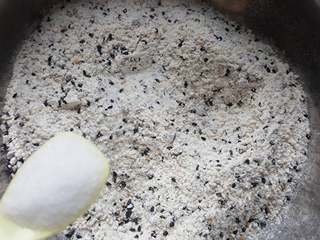 4、粗粮燕麦饼干,4.加入三克食用盐用刮刀拌匀。