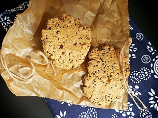 13、粗粮燕麦饼干,13.美味的粗粮燕麦饼干就烤好了。 