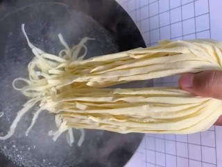 1、家庭版炸酱面,锅中水开放入面条煮熟捞出备用