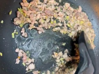 3、家庭版炸酱面,炒至变色加入姜末炒香