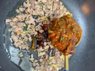 4、家庭版炸酱面,放甜面酱，黄豆酱