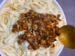 9、家庭版炸酱面,放入面条中