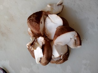 1、滑炒猪肝,香菇斜切厚片