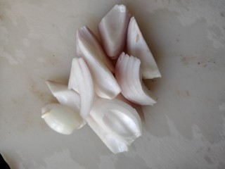 2、滑炒猪肝,洋葱切片