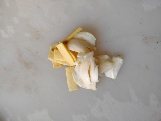 3、滑炒猪肝,生姜切片,大蒜子拍下。