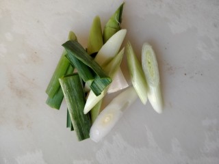 4、滑炒猪肝,大蒜叶白部分斜切,绿叶直切就行。