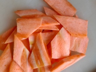 5、滑炒猪肝,胡萝卜切菱形片。