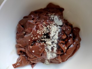 7、滑炒猪肝,猪肝放入碗中,加入适量盐,鸡精,白胡椒粉,老抽。抓匀片刻。