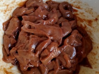 8、滑炒猪肝,最后放玉米淀粉,抓一抓,好了以后放点色拉油。抓下。滑油时候不会连在一起。