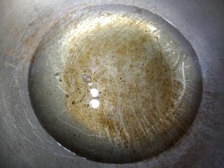 9、滑炒猪肝,锅烧热,放入大量色拉油。