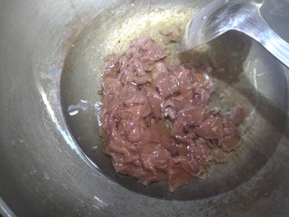 10、滑炒猪肝,低温油放入浆好的猪肝。