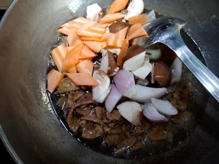 11、滑炒猪肝,猪肝半白以后放入香菇,洋葱,胡萝卜。过油。