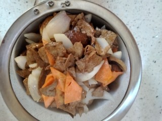 12、滑炒猪肝,好了以后倒入过滤网。时间不要太长了,猪肝带点血色就行。不然太老了。