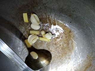 13、滑炒猪肝,热锅冷油,放入大蒜子生姜,煸香。