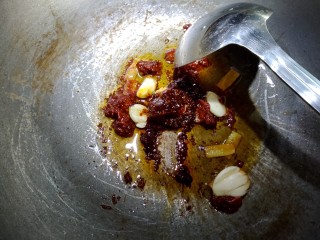 14、滑炒猪肝,再放入豆瓣酱和小康牛肉酱,小火煸香。